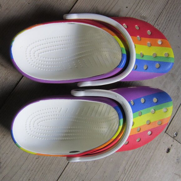 Crocs Classic Rainbow Stripe Clog Men's 6 Women's 8 Never Worn! NWOP - Picture 3 of 5
